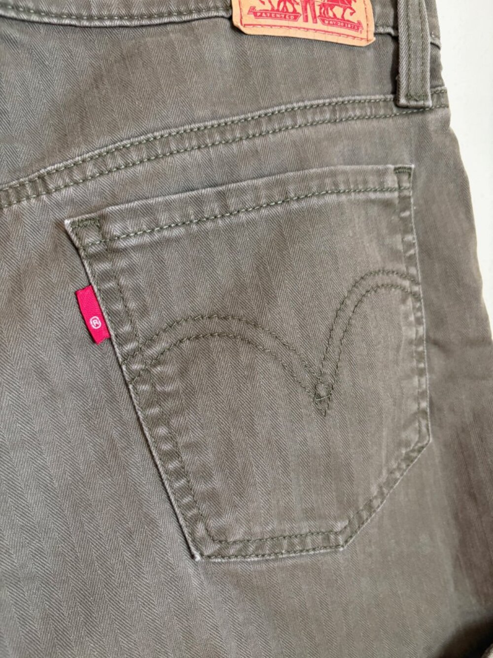 Levi’s Mid-Length Shorts – Olive Green – Women’s Size 30 - Picture 6 of 8